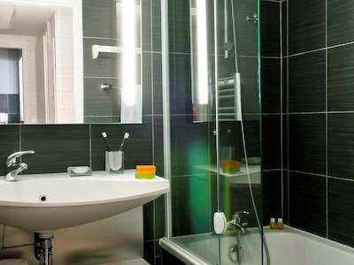 اداجیو پاریس منتروژ