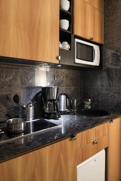 اداجیو پاریس هاوسمن