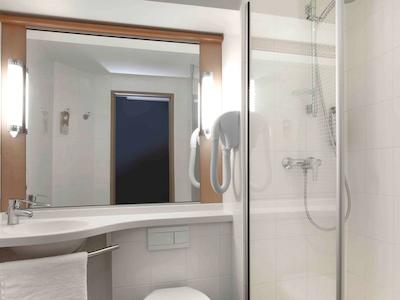 هتل ایبیز نیس ارپرت پرمناد