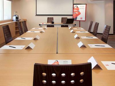 هتل ایبیز نیس ارپرت پرمناد