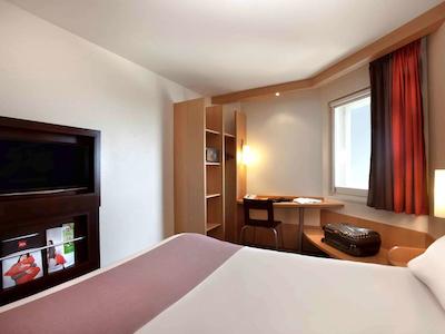 هتل ایبیز نیس ارپرت پرمناد