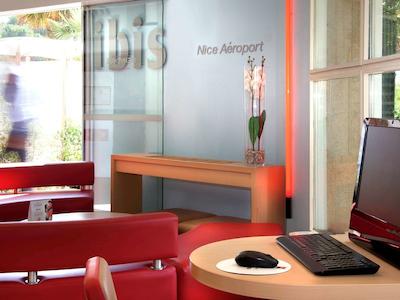 هتل ایبیز نیس ارپرت پرمناد