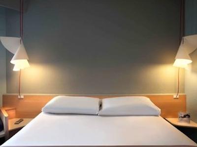 هتل ایبیز نیس ارپرت پرمناد