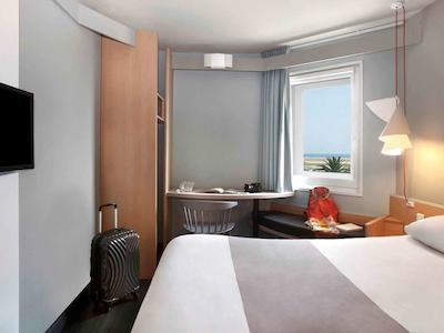 هتل ایبیز نیس ارپرت پرمناد