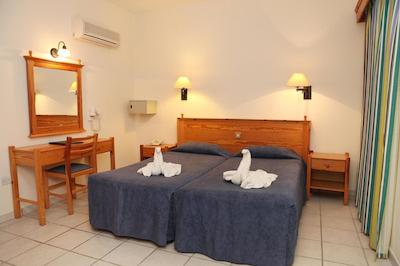 کفالز بیچ توریست ویلیج