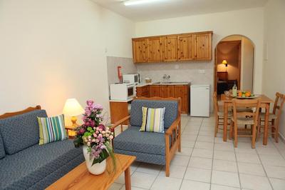 کفالز بیچ توریست ویلیج