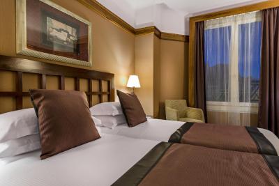 بست وسترن مرسدس آرک دی تریومف