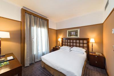 بست وسترن مرسدس آرک دی تریومف