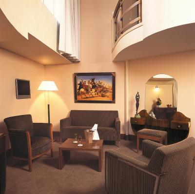 بست وسترن مرسدس آرک دی تریومف