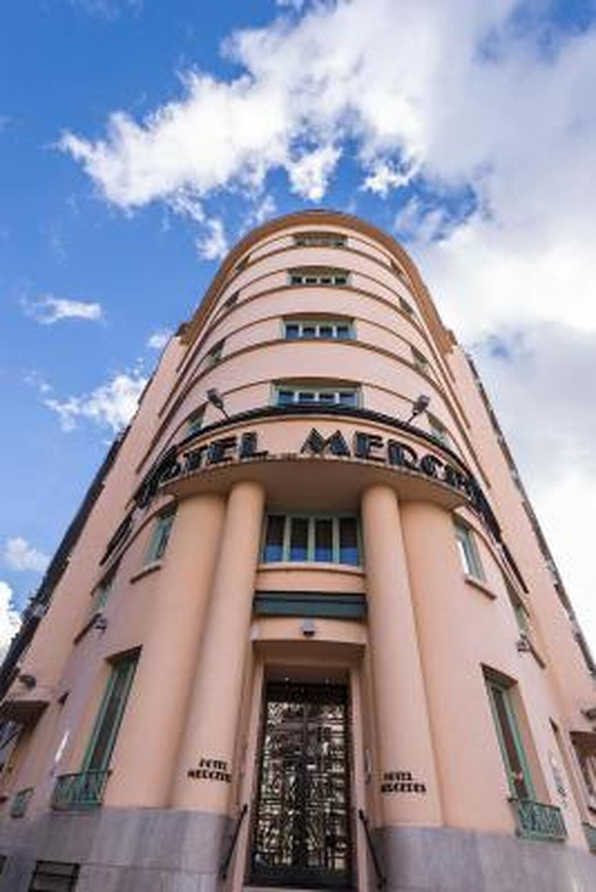بست وسترن مرسدس آرک دی تریومف