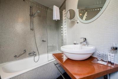 بست وسترن مرسدس آرک دی تریومف