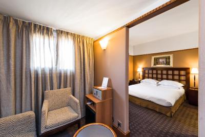 بست وسترن مرسدس آرک دی تریومف