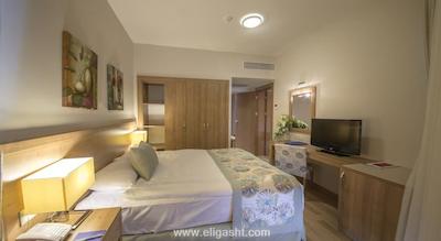 لارا فامیلی کلاب