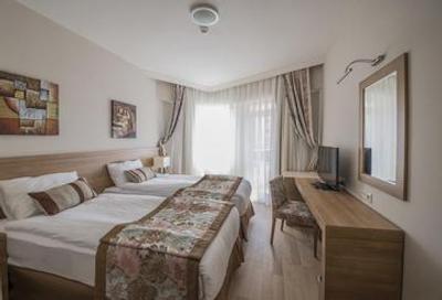 لارا فامیلی کلاب