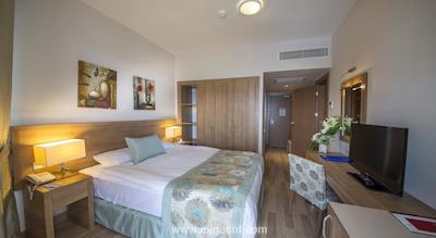 لارا فامیلی کلاب