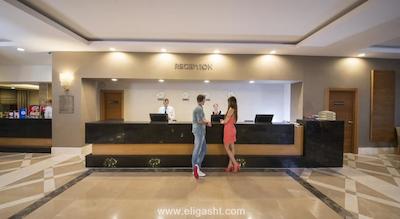 لارا فامیلی کلاب