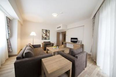 لارا فامیلی کلاب