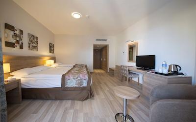 لارا فامیلی کلاب