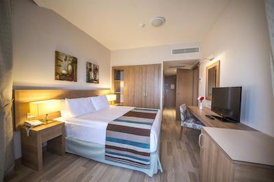 لارا فامیلی کلاب