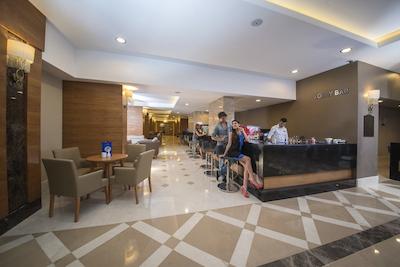 لارا فامیلی کلاب