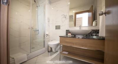 لارا فامیلی کلاب