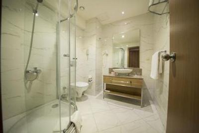 لارا فامیلی کلاب