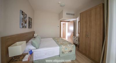 لارا فامیلی کلاب