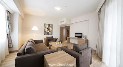 لارا فامیلی کلاب