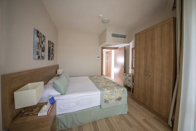 لارا فامیلی کلاب