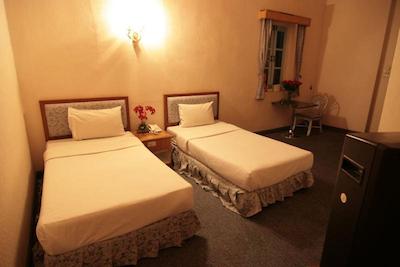 13 کوینز آنتیک ویلا