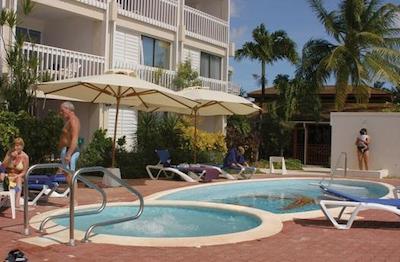 د ساندز باربادز