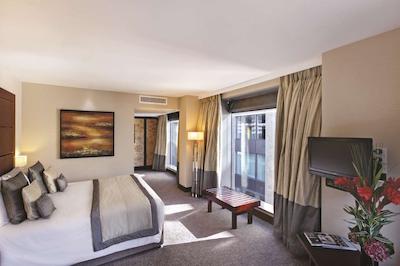 لئوناردو رویال هتل لندن استی پاول