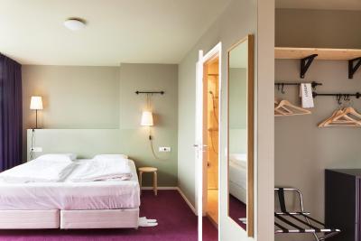 د نایبورز مانلیا