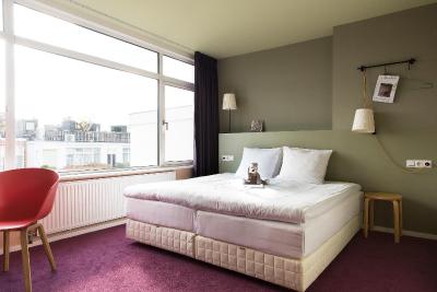 د نایبورز مانلیا