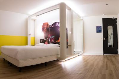 قبیک هتل امستردام وتک