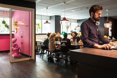 قبیک هتل امستردام وتک