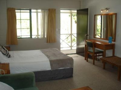 کاراکا تری متل