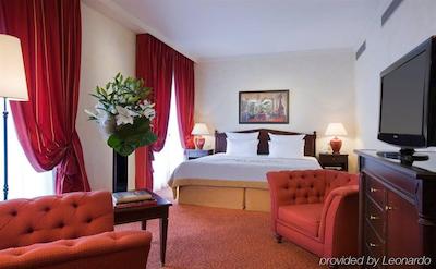 حیات هتل دو لوور