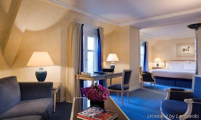 حیات هتل دو لوور