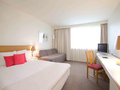 نووتل پاریس کرتیل له لاک