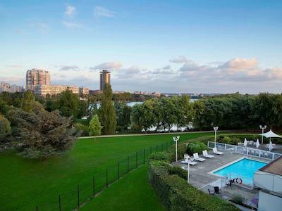 نووتل پاریس کرتیل له لاک