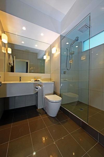 لنا اُف هبارت