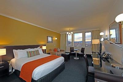 لنا اُف هبارت