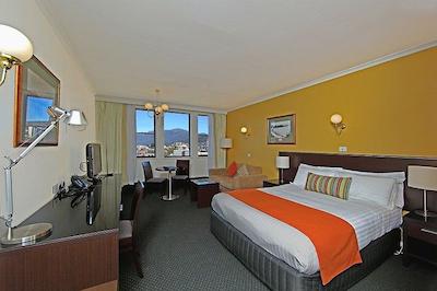 لنا اُف هبارت