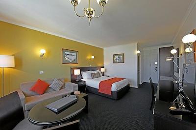 لنا اُف هبارت