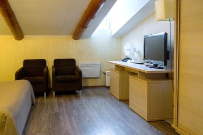 هتل آر ای نوسکی 44