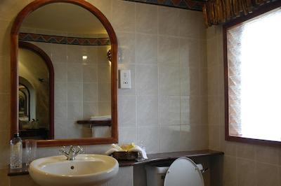 امبسلی سرنا سافاری لج