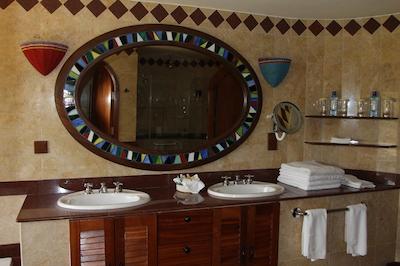 امبسلی سرنا سافاری لج