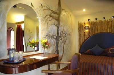 امبسلی سرنا سافاری لج