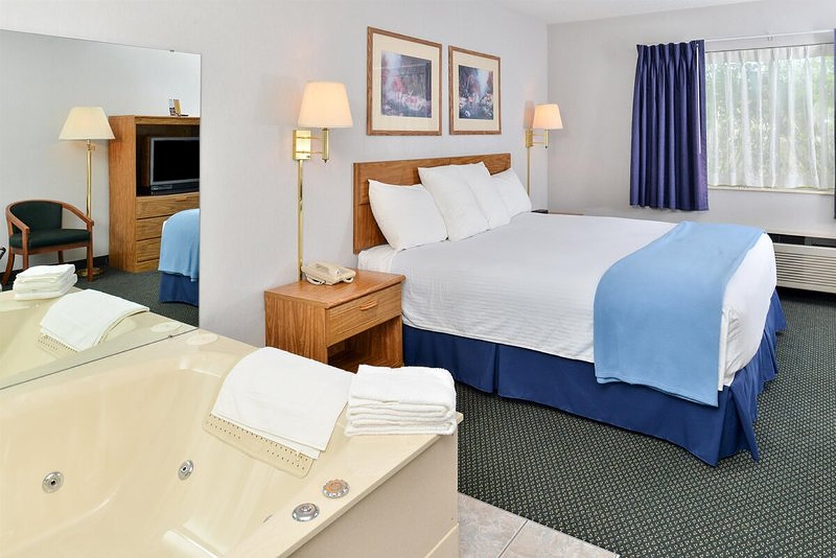 Americas Best Value Inn-Tahquamenon Country